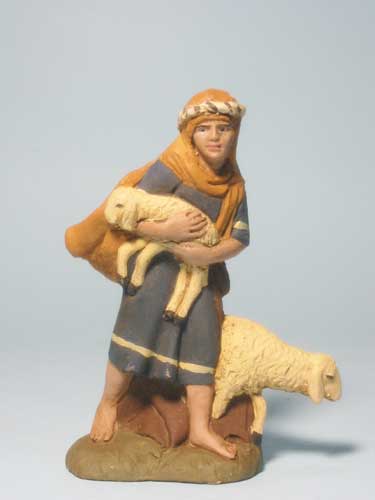 Pastorello con pecora e agnello in braccio