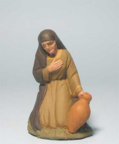 Vecchietta inginocchiata con orcio