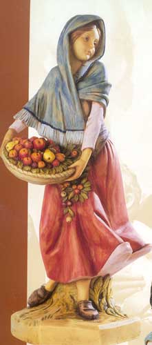 Donna con cesto frutta