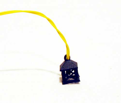 Lanternino in plastica a 12 V completo di filo di cm. 20. ( mm. 10 x 10 x h.15)