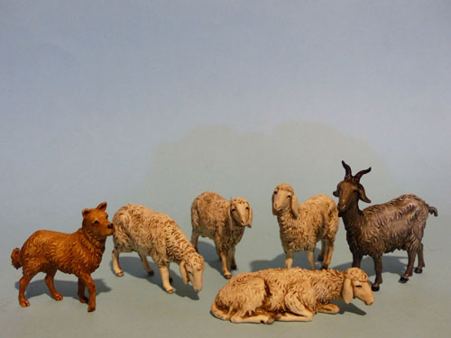 4 pecore capra e cane in scatola per statue cm. 13