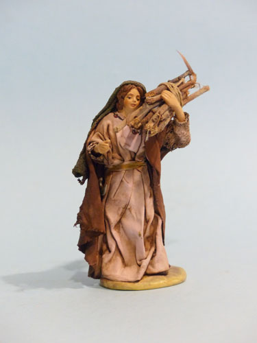 Donna con fascina di legno